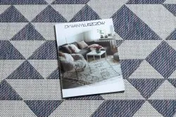 Geometryczny dywan SION w odcieniach ecru, niebieskim i różowym, idealny do nowoczesnych wnętrz