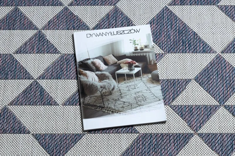 Geometryczny dywan SION w odcieniach ecru, niebieskim i różowym, idealny do nowoczesnych wnętrz