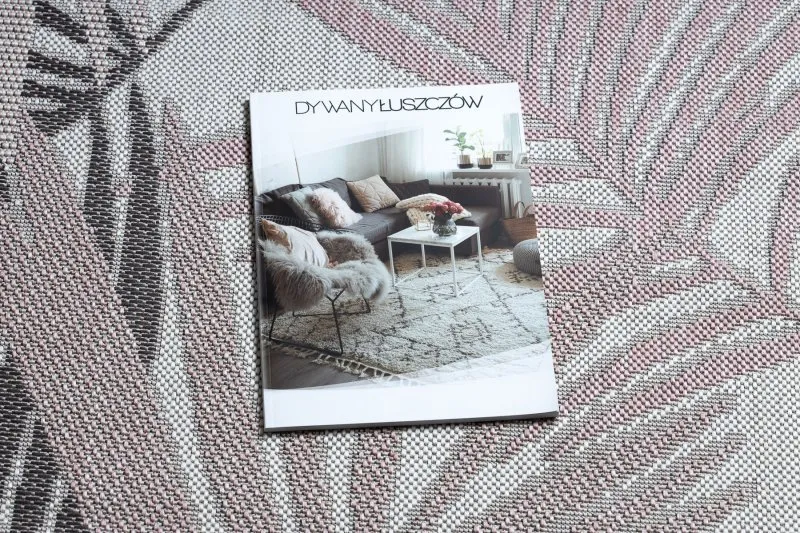 Tropikalny dywan SION w kolorze ecru i różu, idealny do nowoczesnych wnętrz