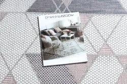 Stylowy dywan w trójkąty, odcienie ecru i róż, idealny do nowoczesnych wnętrz