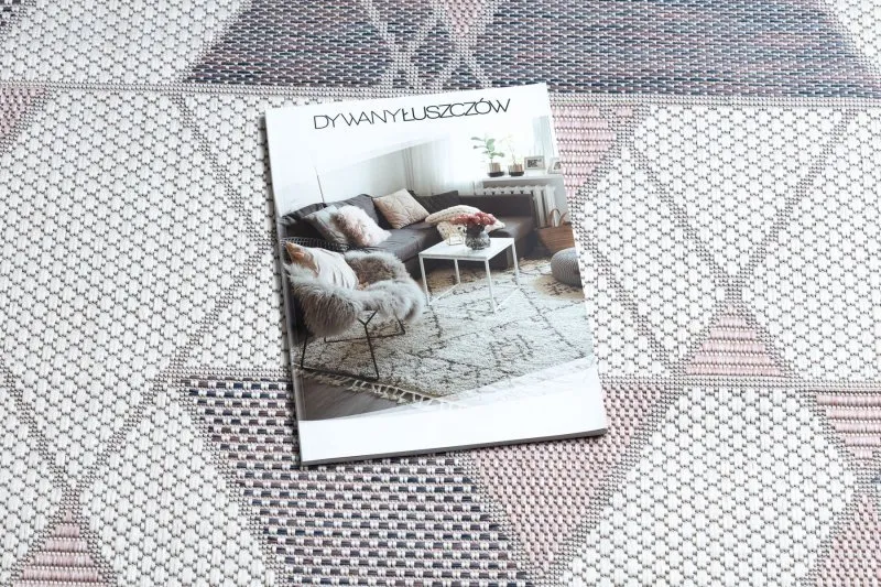 Stylowy dywan w trójkąty, odcienie ecru i róż, idealny do nowoczesnych wnętrz