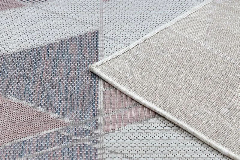 Płaskotkany dywan sizalowy o miękkiej fakturze, elegancki design w geometryczne wzory