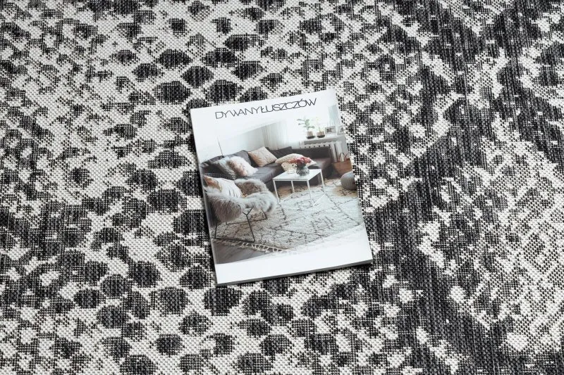 Elegancki dywan SION w odcieniach ecru i czerni, idealny do nowoczesnych wnętrz