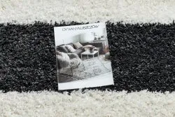 Stylowy dywan w odcieniach szarości i kremu, doskonały do nowoczesnych wnętrz