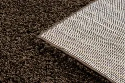 Miękka tekstura dywanu SOFFI shaggy 5cm w brązowym kolorze, doskonała do relaksu