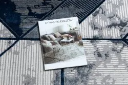 Kremowo-granatowy dywan w geometryczny wzór, stylowy dodatek do wnętrza