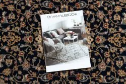 Stylowy dywan NAIN w odcieniach beżu i czerni, idealny do nowoczesnych aranżacji
