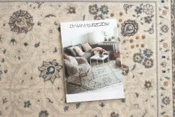 Stylowy dywan NAIN w odcieniach beżu i granatu, doskonały do salonu