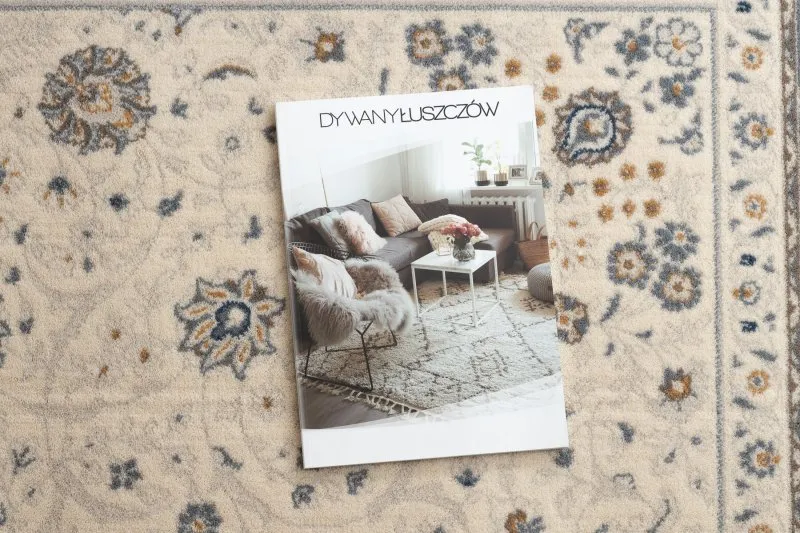Stylowy dywan NAIN w odcieniach beżu i granatu, doskonały do salonu