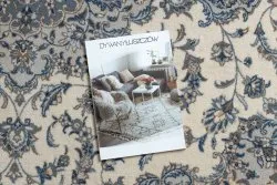 Stylowy dywan NAIN w odcieniach beżu i granatu, idealny do nowoczesnych aranżacji