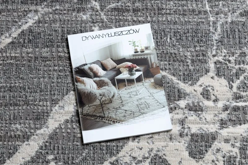 Stylowy dywan REBEC w odcieniach szarości i beżu, idealny do nowoczesnych wnętrz