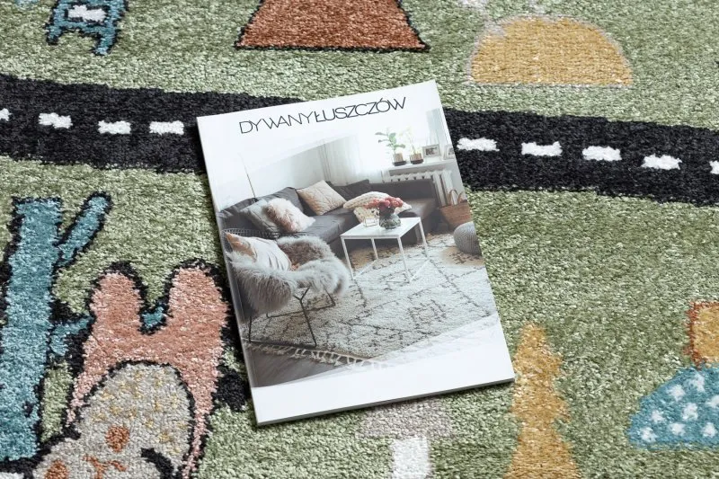 Zielony dywan FUN Route dla dzieci, motyw ulicy i zwierząt, idealny do pokoju