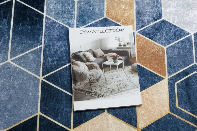 Niebieski dywan ANDRE 1216 w geometryczny wzór, idealny do prania