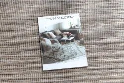 Beżowy dywan sizalowy o płaskim splocie, doskonały do nowoczesnych aranżacji