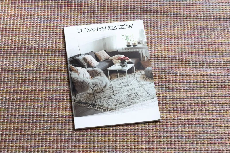 Stylowy dywan w odcieniach różu, niebieskiego i beżu, idealny do wnętrz