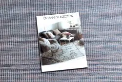 Płaskotkany dywan w odcieniach niebieskiego, różowego i beżowego do ogrodu