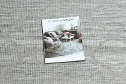 Stylowy dywan w odcieniach szarości i beżu, idealny do patio