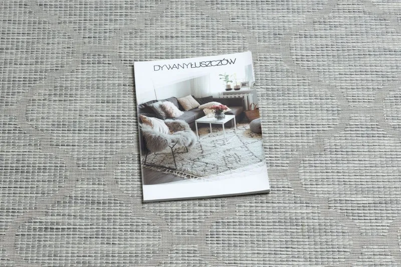 Stylowy dywan w odcieniach szarości i beżu, idealny do patio