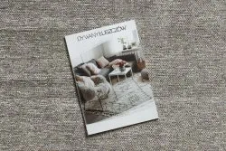 Beżowy dywan jednolity, styl glamour, doskonały do eleganckiego salonu