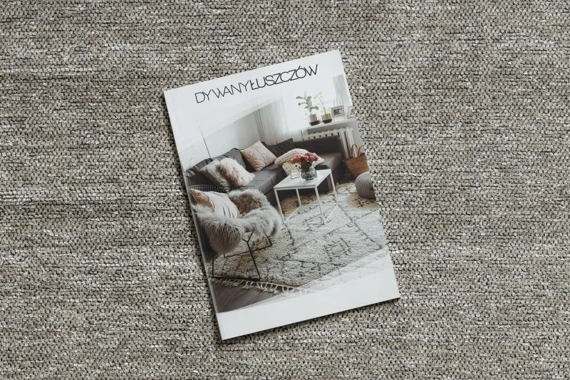 Beżowy dywan jednolity, styl glamour, doskonały do eleganckiego salonu