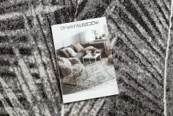 Nowoczesny dywan w szarym kolorze z motywem palmowych liści