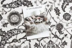 Stylowy dywan w szaro-kwiatowym designie, idealny do nowoczesnych wnętrz