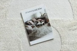 Kremowy dywan w geometryczny wzór, idealny do nowoczesnych wnętrz
