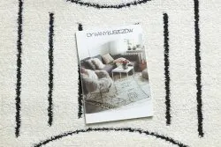 Kremowo-czarny dywan w geometryczny wzór, styl nowoczesny, do każdego wnętrza