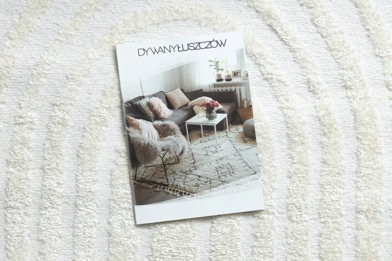 Kremowy dywan w geometryczny wzór, stylowy dodatek do wnętrz