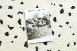 Nowoczesny dywan w odcieniach kremu i czerni, stylowy dodatek do wnętrza