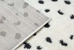 Dywan o gładkiej teksturze z kropkami, elegancki i praktyczny