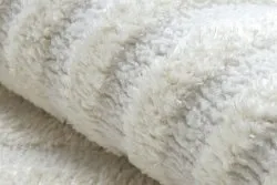 Stylowy dywan do sypialni lub pokoju dziecięcego, w kolorze kremowym