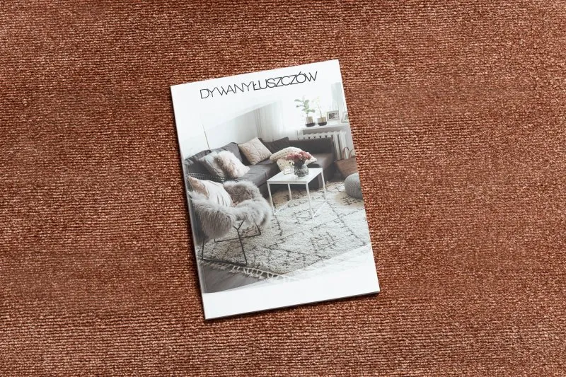 Jednokolorowy dywan SOFTY w terakotowym odcieniu, idealny do salonu