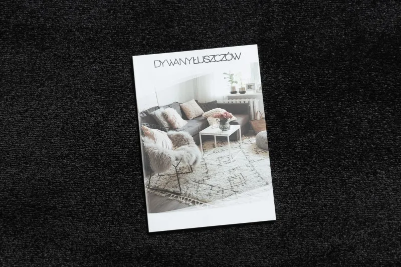 Jednolity czarny dywan SOFTY w okrągłym kształcie, minimalistyczny design