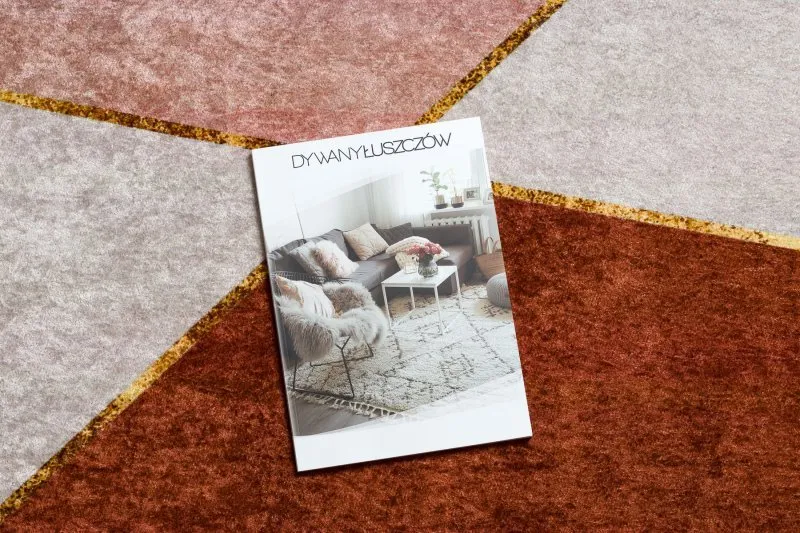 Różowy dywan MIRO 52097.802 w geometryczny wzór, idealny do prania