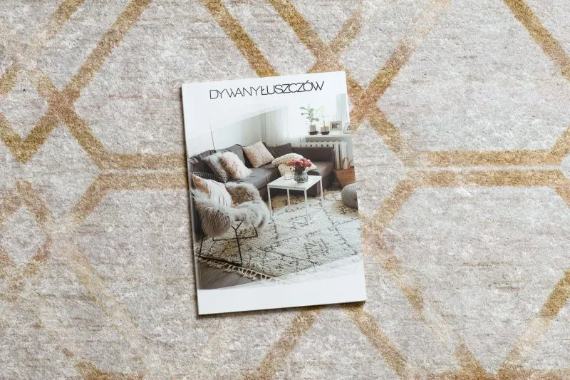 Złoty dywan MIRO 51805.804 w geometryczny wzór, idealny do prania