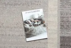 Stylowy dywan w geometryczny wzór w odcieniach beżu i szarości