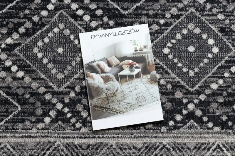 Stylowy dywan w odcieniach szaro-beżowych, etniczny wzór, do sypialni