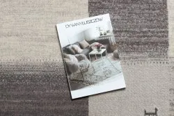 Beżowo-szary dywan wełniany o kwadratowym wzorze, stylowy dodatek do wnętrz
