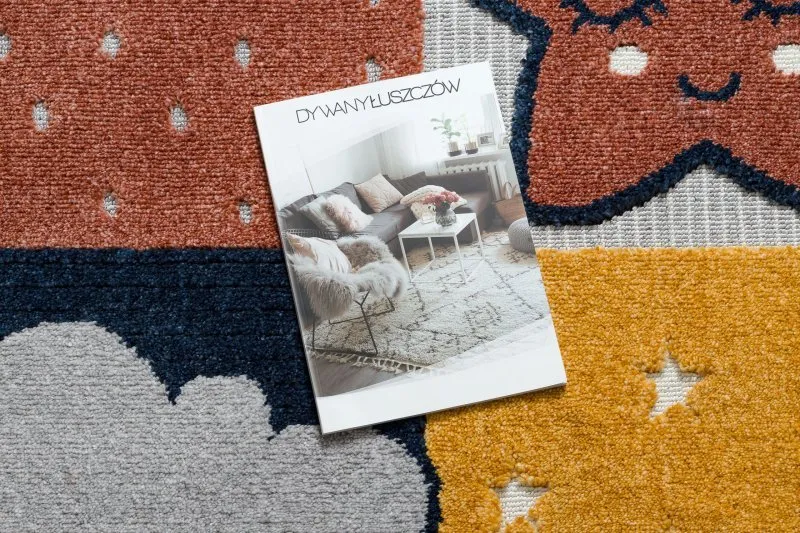 Szary i żółty dywan YOYO GD52 z motywem gwiazdek i chmur dla dzieci