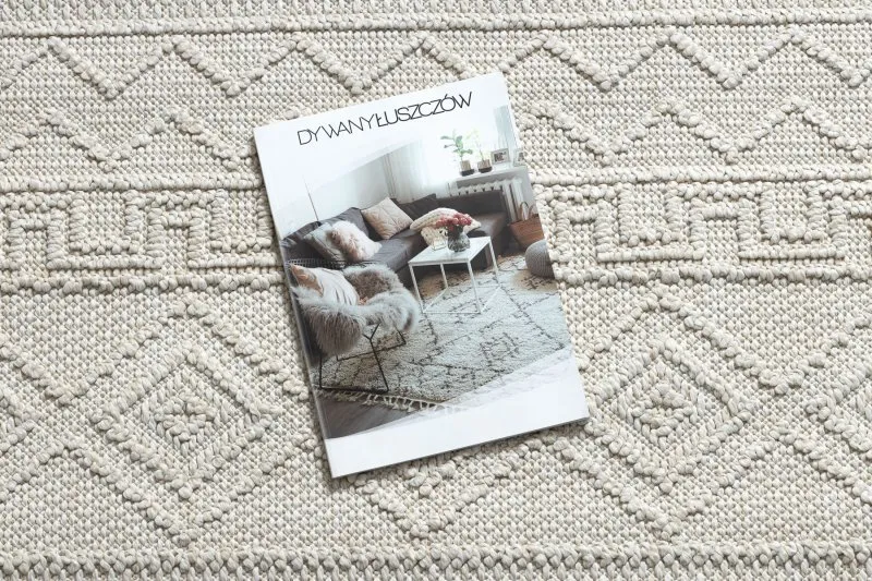 Kremowy dywan w romby, styl boho, nowoczesny design