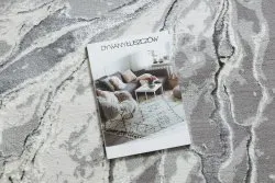 Strukturalny dywan wykonany z wysokiej jakości materiałów w szaro-kremowym kolorze