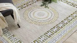 Stylowy dywan w odcieniach kremu i złota, nowoczesny design, idealny do wnętrz