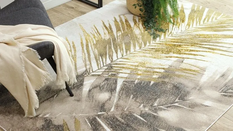 Kremowo-złoty dywan BLISS Z216AZ137 w stylu nowoczesnym z palmowymi liśćmi