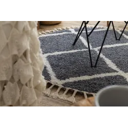 Miękki dywan shaggy o przyjemnej strukturze, doskonały do sypialni