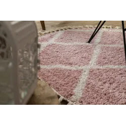 Miękki dywan shaggy w odcieniach różu, idealny do sypialni lub salonu