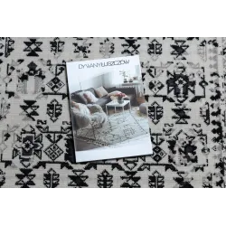 Klasyczny dywan vintage w beżowym kolorze, stylowy dodatek do wnętrz