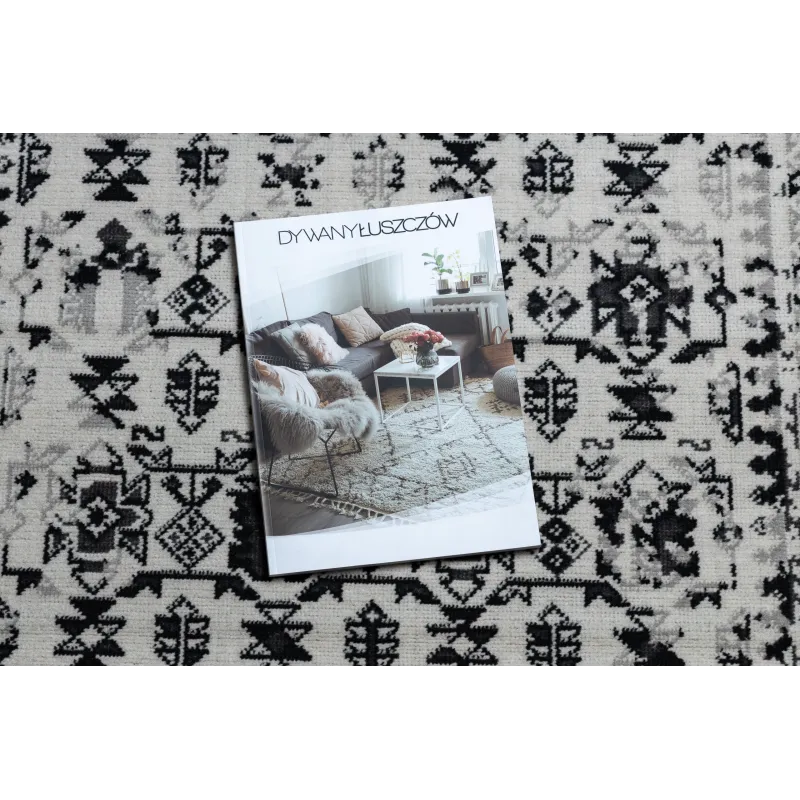 Klasyczny dywan vintage w beżowym kolorze, stylowy dodatek do wnętrz