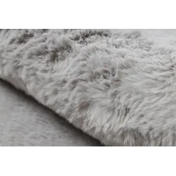 Elegancki dywan shaggy w szarym kolorze, doskonały do nowoczesnych wnętrz