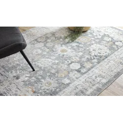 Elegancki dywan w szaro-białe wzory, idealny do salonu